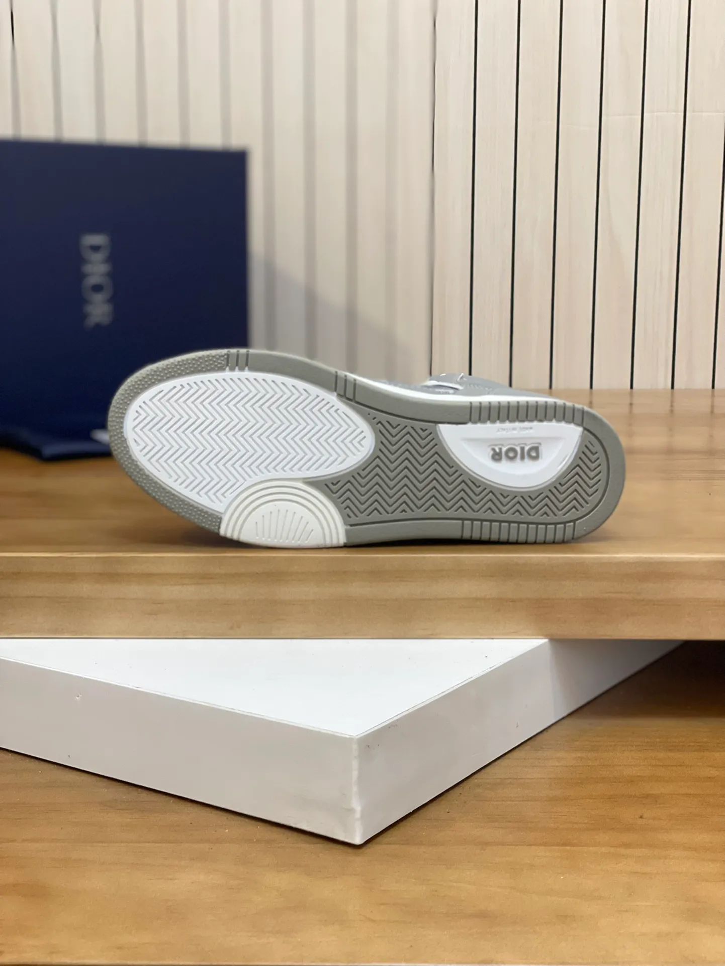 Men's shoes: 💰P460¥ Product trademark: Dior* "Dior*" high-top casual shoes Regular size: 38-44 (can be customized to 45.46) Product materials: Upper imported cowhide stitched with original fabric, breathable lining, original outsole. Number: 1006